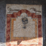 Zegar słoneczny na ścianie budyynku w Saint Véran