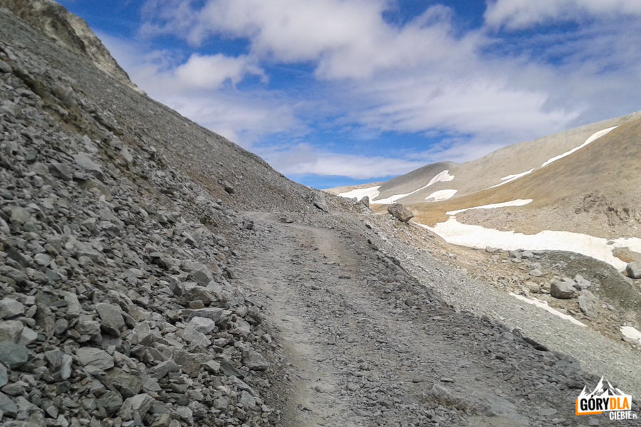 Powyżej wysokości 2800 m droga robi się kamienista i coraz trudniejsza