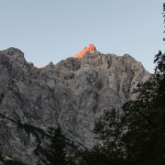 Szczyt Triglavu (2864 m) w pierwszych promieniach słońca