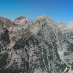 Panorama z progu kotła pod Kredarica na otoczenie Doliny Vrata - Bovski Gamsovec (2392 m), Stenar (2502 m), Dolkova špica (2591 m) i Škrlatica (2740 m)