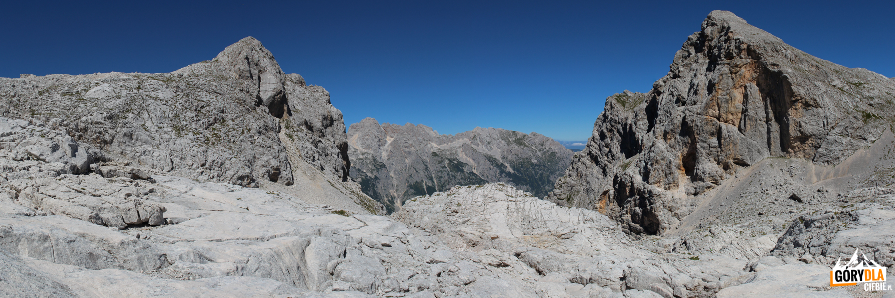 Widok ze środka kotła na Begunjski vrh (2461 m)