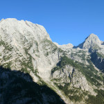 Panorama z drogi "Tominškova pot" na przeciwległą stronę Doliny Vrata - Stenar (2502 m), Dolkova špica (2591 m) i Škrlatica (2740 m)