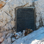 Jedna z kilku tablic na grani pod Triglavem