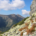 Widok z grani pod Niżną Magurą na Baraniec (2185 m) i Smrek (2071 m)