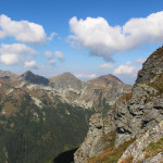 Widok spod szczytu Pośredniej Magury na Rohacze – Płaczliwy (2125 m) i Ostry (2088 m) i Wołowiec (2064 m)