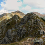 Panorama ze szczytu Pośredniej Magury (2050 m) na Wyżnią Magurę (2095 m) i Raczkową Czubę (2194 m), po lewej Rohacze – Płaczliwy (2125 m) i Ostry (2088 m), Wołowiec (2064 m) i Łopata (1958 m), a po prawej Starorobociański Wierch (2167 m), Błyszcz (2159 m), Bystra (2248 m) i Zadnia Kopa (2162 m)