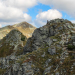 Widok ze szczytu Pośredniej Magury (2050 m) na dalszą część grani w kierunku Raczkowej Czuby (2194 m)