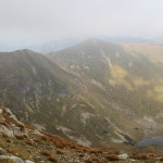 Widok z grani pod Jarząbczym Wierchem (2137 m) na Zadnią Raczkową Dolinę