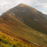Widok z grani pomiędzy Kończystym Wierchem (2002 m), a Jarząbczym Wierchem (2137 m) na Starorobociański Wierch (2175 m) i Zadnią Kopę (2162 m)