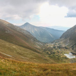 Widok z grani pomiędzy Kończystym Wierchem (2002 m), a Jarząbczym Wierchem (2137 m) na otoczenie Zadniej Raczkowej Doliny