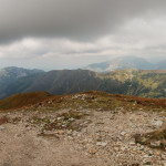 Widok z Kończystego Wierchu (2002 m): od lewej Trzydniowiański Wierch (1785 m), Kominiarski Wierch (1829 m), Ornak (1854 m), Siwa Przełęcz (1812 m) i Starorobociański Wierch (2175 m) na oStarorobociańska Przełęcz (słow. Račkovo sedlo)