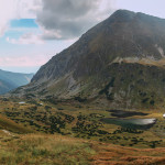 Zadnia Raczkowa Dolina z widocznymi Raczkowymi Stawami i górującą nad nimi Raczkową Czubę (słow. Jakubina, 2194 m)