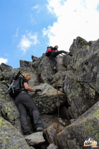 Trochę wspinaczki przy wejściu granią na szczyt Pachoła (2167 m)
