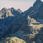 Widok z "Ceprostrady" na Szpiglasowa Przełęcz na Rysy, Kazalnicę, Mięguszowieckie Szczyty, Cubrynę i Mnicha, poniżej Mnichowe Stawki