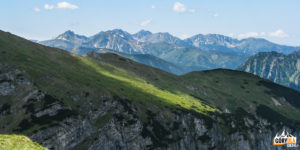 Widok na Tatry Zachodnie z podejścia Czerwonym Grzbietem na Małołączniak