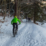 Zimowy rowerzysta i spacerowicze na Drodze pod Reglami