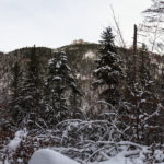 Sarnia Skała widziana ze ścieżki nad Doliną Białego