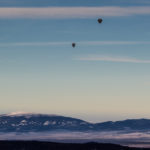 Widok z Sarniej Skały (1377 m) na Babią Górę, a nad nami balony