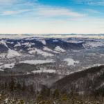 Widok z Sarniej Skały (1377 m) na całą dolinę Zakopanego, Gubałówkę, a na horyzoncie Pilsko, Babią Górę, Police, całe pasmo Gorców i Pieniny