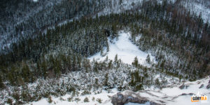 Podejście na Sarnią Skałę widziane z jej szczytu