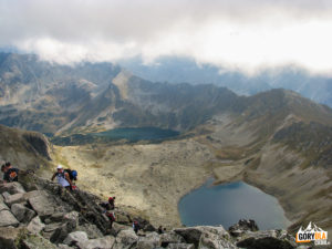 Widok ze szczytu Świnicy (2301 m) na Dolinę Pięciu Stawów Polskich
