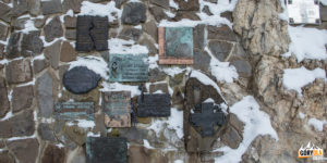 Wiktorówki - tablice pamiątkowe poświęcone taternikom, ratownikom górskim i innym, którzy zginęły w górach