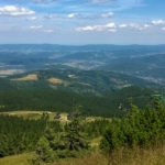 Widok na Halę miziowa i Kotlinę Żywiecką z podejścia na szczyt Pilska