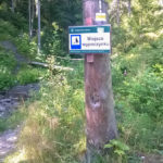 Żółty szlak z Korbielowa na Halę Miziową - oznakowane miejsce odpoczynku