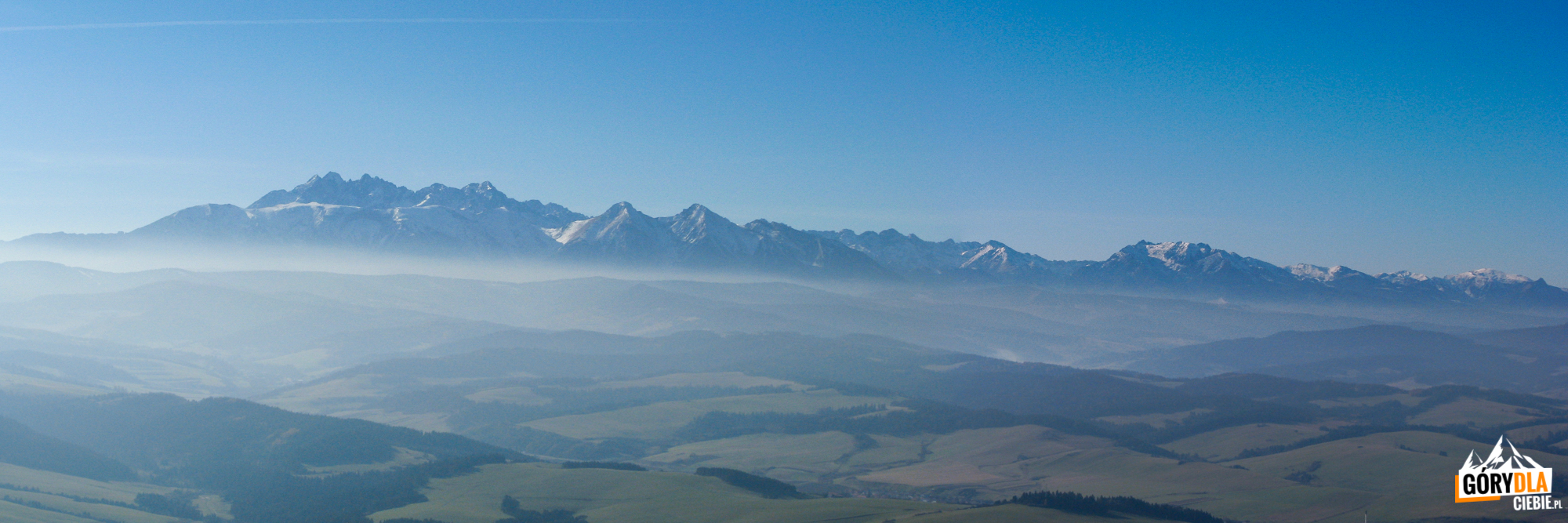 Panorama Tatr ze szczytu Trech Koron (982 m)