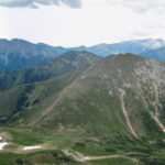 Widok z Bystrej (2248 m) na Kamienistą (2126 m), Smreczyński Wierch (2068 m) i Czerwone Wierchy, na horyzoncie Tatry Wysokie