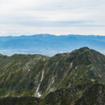 Ze szczytu Bystrej (2248 m) widać odległe pasmo Niżnych Tatr