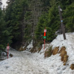 Oznaczenia traas narciarskich i pieszych na Halę Kondratową