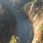 Przełom Dunajca widziany z Sokolicy (747 m) - ujście Pienińskiego Potoku i skały "Fujarki"