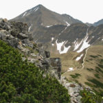 Zejście z Ornaku (1854 m) na Siwą Przełęcz, w tle szczyty Błyszcza (2158 m) i Bystrej (2248 m)