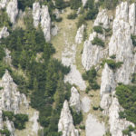 Charakterystyczne stożkowe skałki na Smytniańskiej Grani