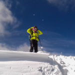 Przejscie przez śnieżny nawis na szczycie Howerli