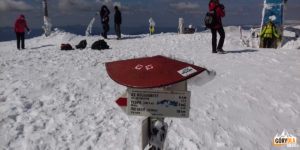 Drogowskazy szlaków na szczycie Howerli