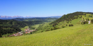 Widok z Tokarni (748 m) na Przełęcz Leśnicką, w dole wieś Haligovce, na horyzoncie Tatry