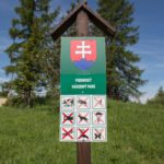Tablice informacyjne na Przełęczy Leśnickiej