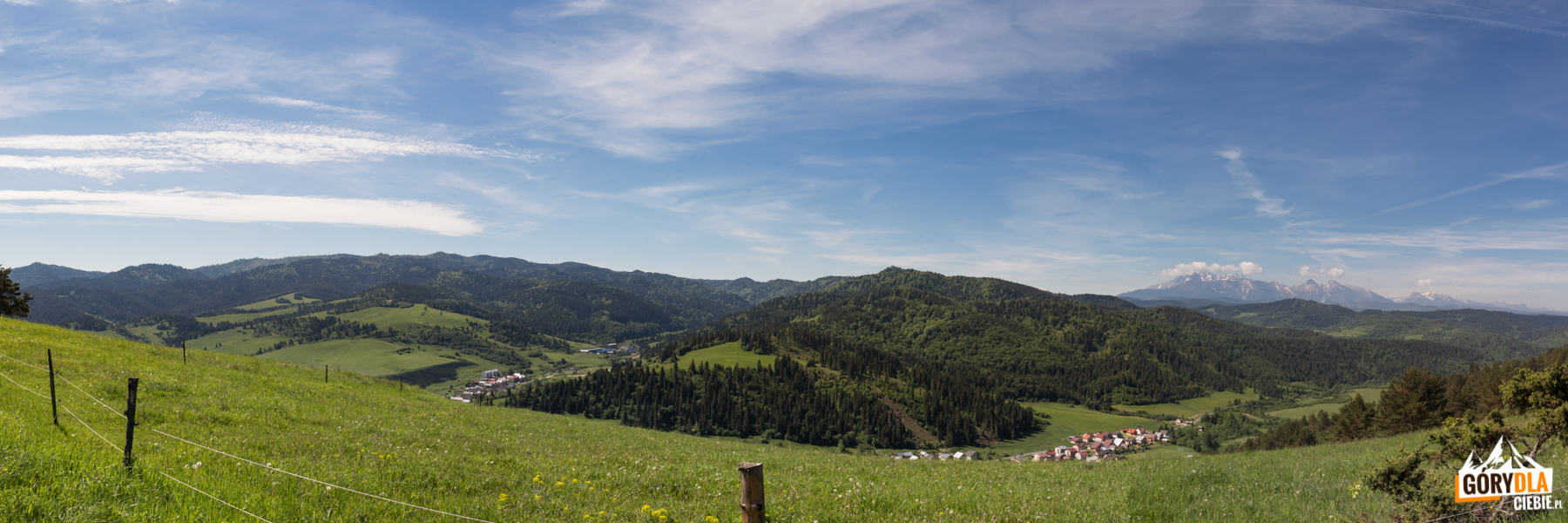 Widok z nad Przełęczy Leśnickiej w kierunku południowo zachodnim: w dole wieś Haligovce, na horyzoncie Tatry