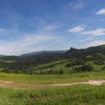 Widok z nad Przełęczy Leśnickiej w kierunku północnym: od lewej Pieniny Właściwe. Lubań (1225 m), Mogielica (1170 m), Pasmo Przehyby i Radziejowej i na pierwszym planie grań Małych Pienin