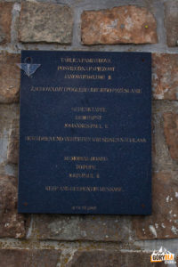 Obelisk z tablicą pamiątkową poświęcony papieżowi Janowi Pawłowi II