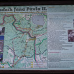Tablice informacyjne przy ścieżce im. Jana Pawła II (żółty szlak na Babią Górę)