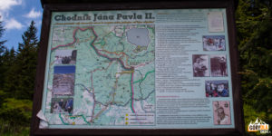 Tablice informacyjne przy ścieżce im. Jana Pawła II (żółty szlak na Babią Górę)