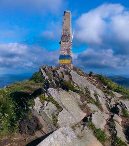 Obelisk na szczycie Pikuja (1408 m)