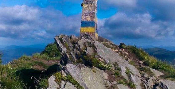 Obelisk na szczycie Pikuja (1408 m)