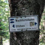 Znaki prowadzące do Schroniska Ottohaus