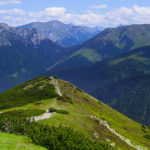 Widok ze szczytu Grzesia (1653 m) na Kominiarski Wierch (1829 m), Czerwone Wierchy i Ornak