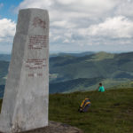 Obelisk ku czci wojsk desantowych, które wyzwoliły te ziemie w 1944 r. na szczycie Połoniny Równej. W tle Ostra Hora (1404 i 1405 m)
