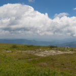Pozostałości po radzieckiej bazie rakietowej na szczycie Połoniny Równej. Od lewej widoczne: Ostra Hora (1404 i 1405 m), Pikuj (1408 m), Szeroki Menczył (1101 m) i Borżawa w chmurach